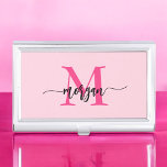 Hot Pink Modern Script Girl Monogram Name Visitenkarten Dose<br><div class="desc">Machen Sie eine berufliche Aussage mit unserem Hot Pink Modern Script Girly Monogram Name Business Card Case! Dieses elegante und stilvolle Gehäuse besticht durch ein fett rosa Design, das mit Ihrem Namen in einem eleganten, modernen Drehbuch für eine schicke, individuelle Touch personalisiert ist. Ideal zum Tragen und Schützen Ihrer Visitenkarten,...</div>