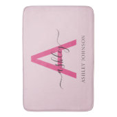 Hot Pink Monogram Girl's Dorm Room Badematte (Vorderseite Vertikal)