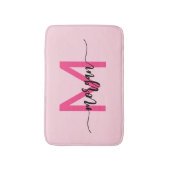 Hot Pink Monogram Girl's Dorm Room Badematte (Vorderseite Vertikal)