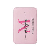 Hot Pink Monogram Girl's Dorm Room Badematte (Vorderseite Vertikal)