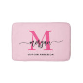 Hot Pink Monogram Girl's Dorm Room Badematte (Vorderseite)