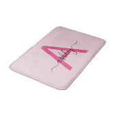 Hot Pink Monogram Girl's Dorm Room Badematte (Schrägansicht)