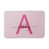 Hot Pink Monogram Girl's Dorm Room Badematte (Vorderseite)