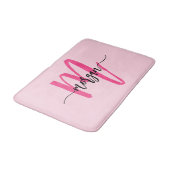 Hot Pink Monogram Girl's Dorm Room Badematte (Schrägansicht)