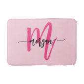 Hot Pink Monogram Girl's Dorm Room Badematte (Vorderseite)
