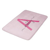 Hot Pink Monogram Girl's Dorm Room Badematte (Schrägansicht)