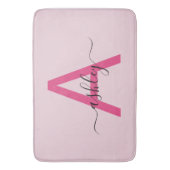 Hot Pink Monogram Girl's Dorm Room Badematte (Vorderseite Vertikal)