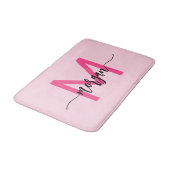 Hot Pink Monogram Girl's Dorm Room Badematte (Schrägansicht)