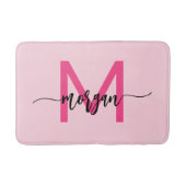 Hot Pink Monogram Girl's Dorm Room Badematte (Vorderseite)