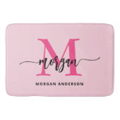 Hot Pink Monogram Girl's Dorm Room Badematte (Vorderseite)