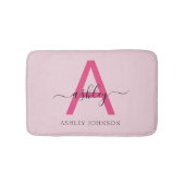 Hot Pink Monogram Girl's Dorm Room Badematte (Vorderseite)