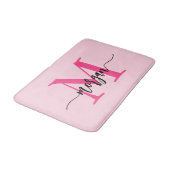 Hot Pink Monogram Girl's Dorm Room Badematte (Schrägansicht)