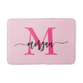 Hot Pink Monogram Girl's Dorm Room Badematte (Vorderseite)