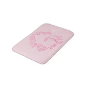 Hot Pink Monogram Girl's Dorm Room Badematte (Schrägansicht)