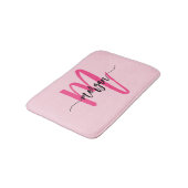 Hot Pink Monogram Girl's Dorm Room Badematte (Schrägansicht)