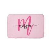 Hot Pink Monogram Girl's Dorm Room Badematte (Vorderseite)