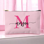 Hot Pink Monogram Name Girl's Script Zubehörtasche<br><div class="desc">Organisieren Sie Ihre Essentials stilvoll mit unserem Hot Pink Monogram Name Girl's Script Accessory Pouch! Mit seinem kühnen, rosa Design ist dieser Beutel mit Ihrem Namen in einem eleganten Script-Schriftart personalisiert für eine schicke, individuelle Touch. Perfekt für die Lagerung von Kosmetika, Schreibwaren oder kleinen Accessoires, kombiniert es Praktikabilität mit Flair....</div>