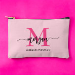 Hot Pink Monogram Name Girl's Script Zubehörtasche<br><div class="desc">Organisieren Sie Ihre Essentials stilvoll mit unserem Hot Pink Monogram Name Girl's Script Accessory Pouch! Mit seinem kühnen, rosa Design ist dieser Beutel mit Ihrem Namen in einem eleganten Script-Schriftart personalisiert für eine schicke, individuelle Touch. Perfekt für die Lagerung von Kosmetika, Schreibwaren oder kleinen Accessoires, kombiniert es Praktikabilität mit Flair....</div>