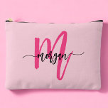 Hot Pink Monogram Name Girl's Script Zubehörtasche<br><div class="desc">Organisieren Sie Ihre Essentials stilvoll mit unserem Hot Pink Monogram Name Girl's Script Accessory Pouch! Mit seinem kühnen, rosa Design ist dieser Beutel mit Ihrem Namen in einem eleganten Script-Schriftart personalisiert für eine schicke, individuelle Touch. Perfekt für die Lagerung von Kosmetika, Schreibwaren oder kleinen Accessoires, kombiniert es Praktikabilität mit Flair....</div>