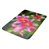 Hot Pink Olympic Torch Lilies Badematte (Schrägansicht)