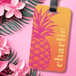 Hot pink pineapple orange yellow gradient retro gepäckanhänger<br><div class="desc">Luggage tag featuring a hot pink pineapple and your custom name or text aligned vertically to the right on a yellow to orange gradient background.</div>