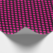 Hot Pink Polka Dock auf schwarzen Wrapping Paper Geschenkpapier (Ecke)