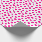 Hot-Pink-Punkte auf weißem Wrapping Paper Geschenkpapier (Ecke)