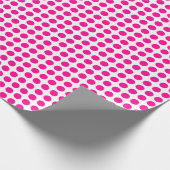 Hot-Pink-Punkte auf weißem Wrapping Paper Geschenkpapier (Ecke)