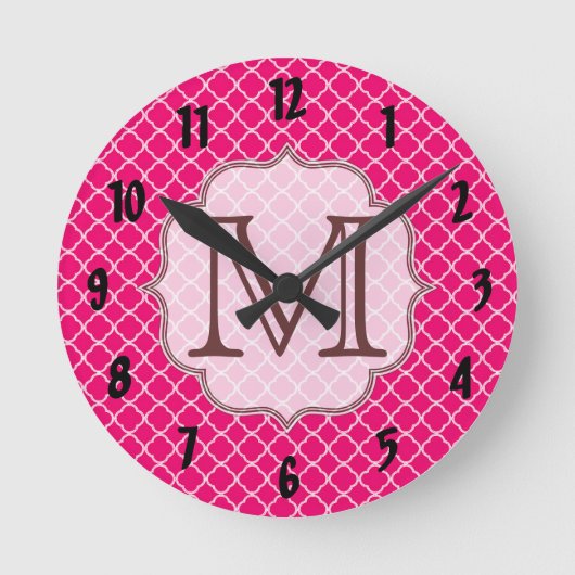 Hot Pink Quarterfolie Latti Monogram Wall Clock Runde Wanduhr (Vorderseite)