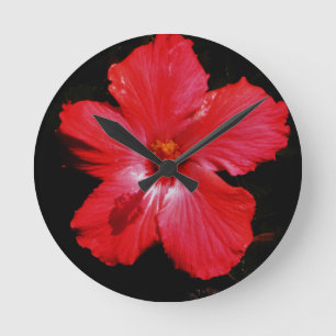 Hot Pink Red Hibiscus flower on Black Runde Wanduhr