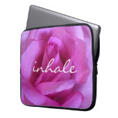 Hot-Pink-Rose-Foto zur Inhalation von Zitaten Mode Laptopschutzhülle (Vorderseite Links)