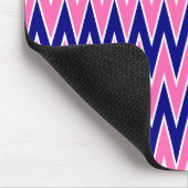 Hot Pink und Navy Blue Zigzag Muster Mousepad (Ecke)