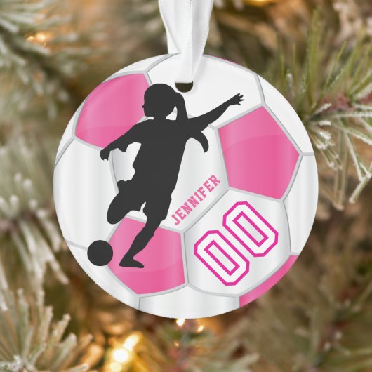 Hot Pink und White Personalize Girl Soccer Player Ornament (Baum)