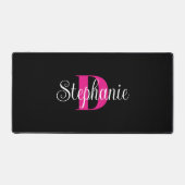 Hot Pink White und Black Niedlich Modern Monogram Schreibtischunterlage (Vorderseite)