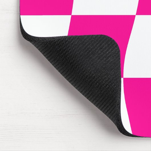 Hot Pink White Wavy Checkerboard Muster Mousepad (Ecke)