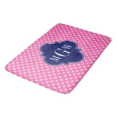 Hot Pink WhPolka Dots Navy Quarzfolie 3 Monogramm Badematte (Schrägansicht)