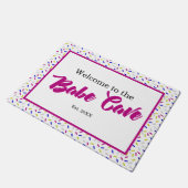 Hot Pink Willkommen in der Babe Höhle Fußmatte (Schrägansicht)