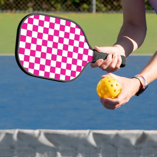 Hot Pink with White Square Pattern with Name Pickleball Schläger (InSitu)
