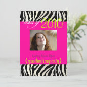 Hot Pink Zebra Abschluss Foto Einladung (Stehend Vorderseite)