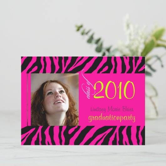 Hot Pink Zebra Abschluss Foto Einladung (Stehend Vorderseite)