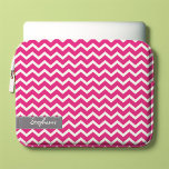 Hot Pink Zig Zag Chevrons Muster Laptopschutzhülle<br><div class="desc">Personalisieren Sie diese stilvolle Laptop-Hülle mit Ihrem Namen,  Initialen,  Monogramm,  einem bestimmten Datum oder einem beliebigen Text Ihrer Wahl. Besuchen Sie unseren Shop für mehr Muster und Farben sowie passende Produkte wie z.B. Pad-Ärmel,  iPhone und Android-Cover und vieles mehr!</div>