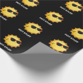 Hot Stuff Funny Sun Pun Dark BG Geschenkpapier (Ecke)