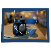 Hot Tee Große Geschenktüte (Vorderseite)