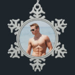 Hot Typ Bare Chest Muskel Abs Beach Shirless Schneeflocken Zinn-Ornament<br><div class="desc">Hot Typ Bare Chest Muscular Abs Beach Shirtless Foto Ornament - Hänge diesen sexy Typ auf deinem Urlaubsbaum oder Zeug einen Strumpf für diese besondere Person mit diesem männlich gestümten Weihnachtsschmuck.</div>