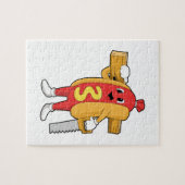 Hotdog als Carpenter mit Säge und Holz Puzzle (Horizontal)