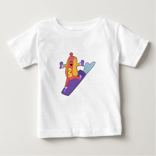 Hotdog als Snowboarder mit Sonowboard Baby T-shirt