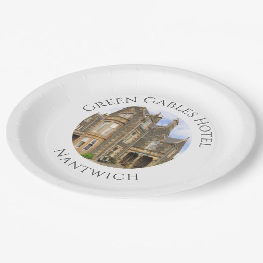 Hotel Name Plus Hotel Foto auf Pappteller (Schrägansicht)