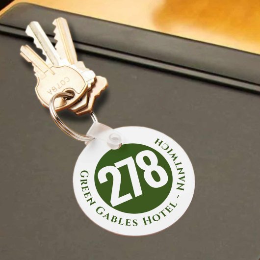 Hotel Name Plus Zimmernummer auf einem Schlüsselan Schlüsselanhänger