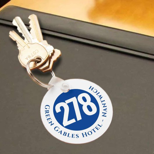 Hotel Name Plus Zimmernummer auf einem Schlüsselan Schlüsselanhänger