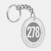 Hotel Name Plus Zimmernummer auf einem Schlüsselan Schlüsselanhänger (Vorderseite links)